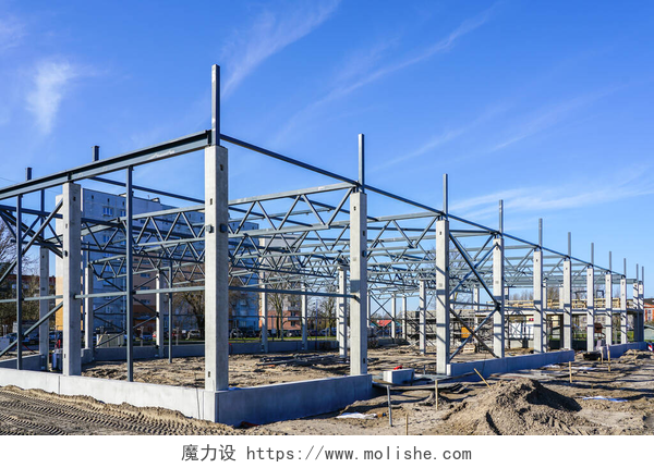 蓝天下正在建设中的钢架厂房正在建设中的新厂房的钢架